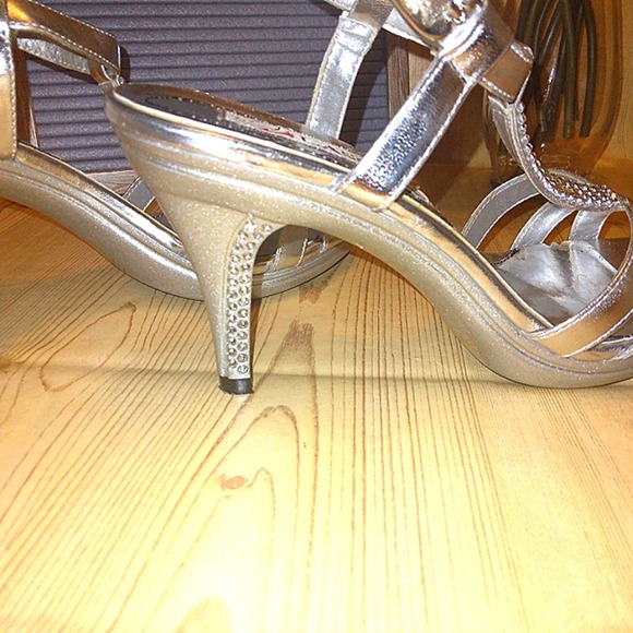 NWOT Lasonia Silver Glitter Strappy Sandal w/ Rhinestone Heel detail Sz. 6.5 - Picture 5 of 13